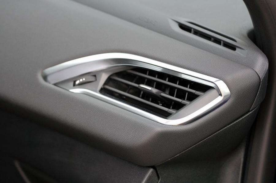  Peugeot 208 5-Door 2012 года  (фото 14 из 73)